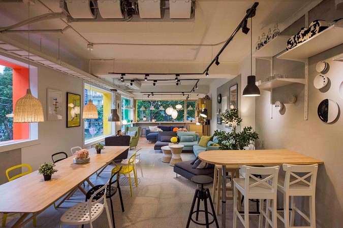 保留老屋的大片玻璃窗戶，讓室內空間有良好採光，設置靠窗座位區，讓消費者可以一邊享用美食一邊看城市街景。圖片提供_IKEA